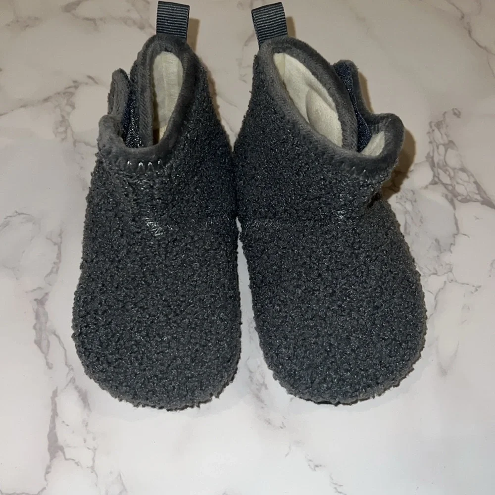 NWOT Dark Gray Kids Sherpa Booties (24/25)